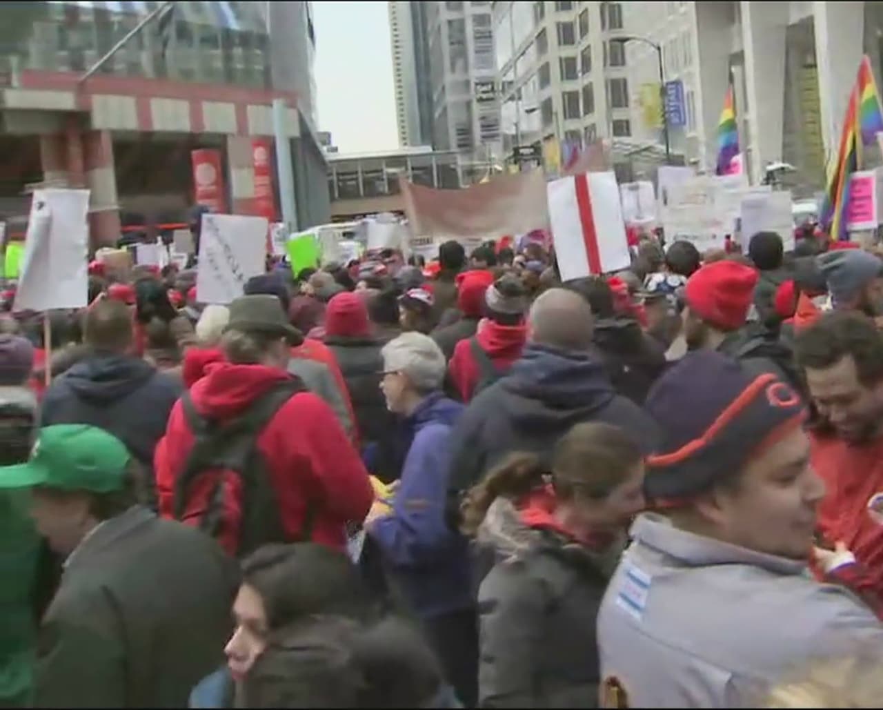 Cerca de las ocho de la noche, el flujo vehicular regreso a la normalidad y se reportó que cuatro personas fueron detenidas.