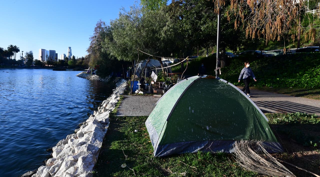 En un comunicado las organizaciones que planean estas protestas afirman que durante el año pasado personas con y sin hogar
<b>"han trabajado juntos para crear una hermosa y muy alabada comunidad al aire libre</b> dirigida por personas sin hogar en Echo Park Lake" y aseguran que han
<b>"construido y compartido cocinas, duchas de agua caliente, un jardín comunitario,</b> limpieza de basura, una sensación de seguridad, protección y estabilidad".