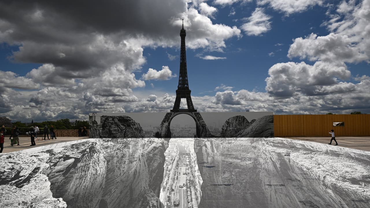 ¿La torre Eiffel está a punto de caer? Así lo muestran las imágenes (gracias a una ilusión óptica)