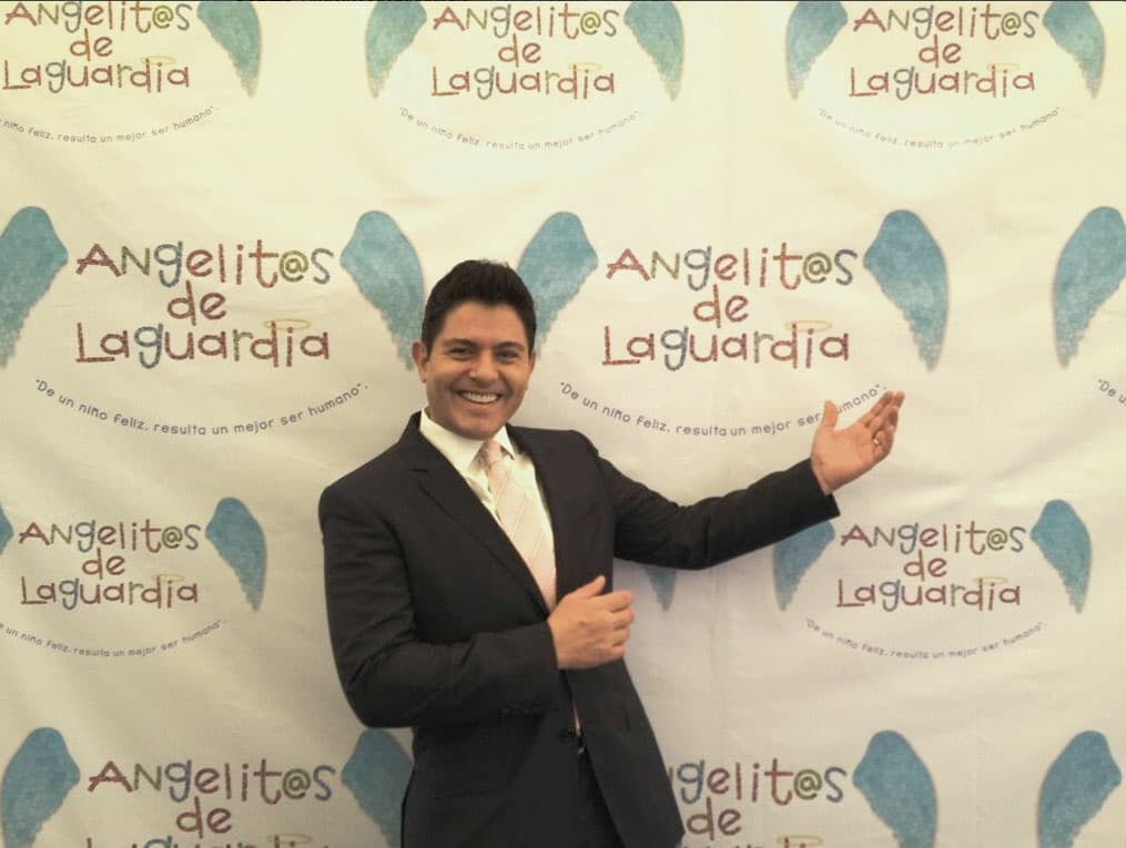 Pero este galán es dueño de 'Angelitos de Laguardia', una franquicia de salones de fiestas infantiles en México.