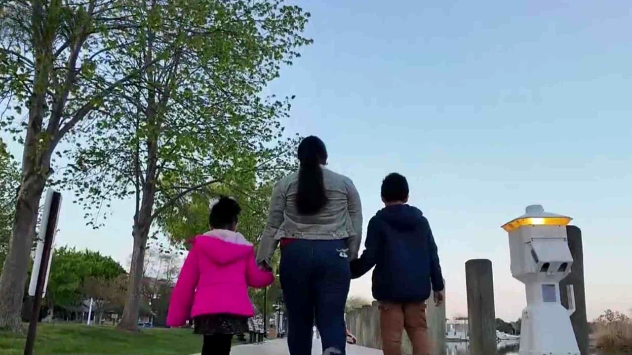 “Estoy luchando por mis hijos”: madre hondureña evita deportación horas antes de abordar vuelo a Honduras