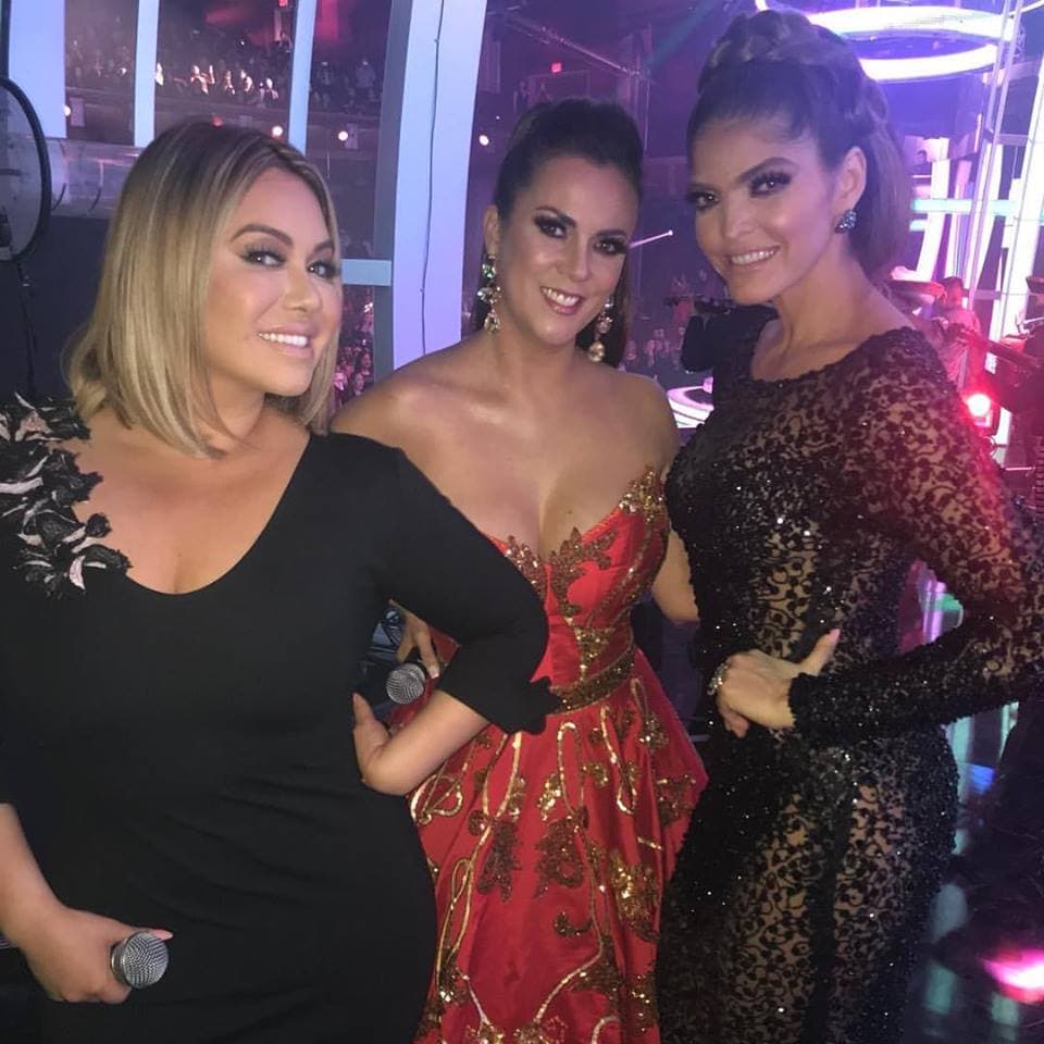Para su presentación en el evento musical, junto con Edith Márquez y Ana Bárbara, 'Chiquis' usó un vestido también en negro, más discreto, solo con unos adornos en el hombro derecho.