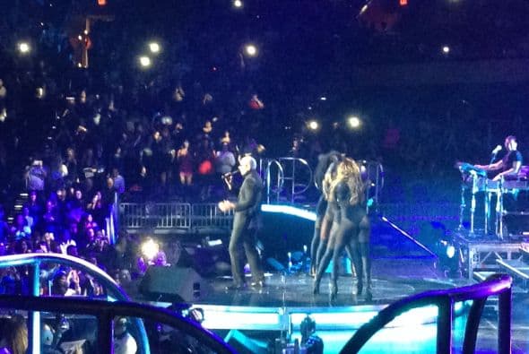 Con el US Airways completamente repleto, Pitbull y Enrique Iglesias hicieron retumbar el centro de Phoenix con un tremendo fiestón que duró más de 3 horas.En el concierto, estaban presentes celebridades como Jessica Cediel del Gordo y La Flaca y William Valdes de Despierta America, entre otros. Durante el show, los fans enloquecieron y corearon los éxitos de ambos artistas. Enrique Iglesias, hasta saltó del escenario para interactuar con su público y tomarse selfies con ellos.