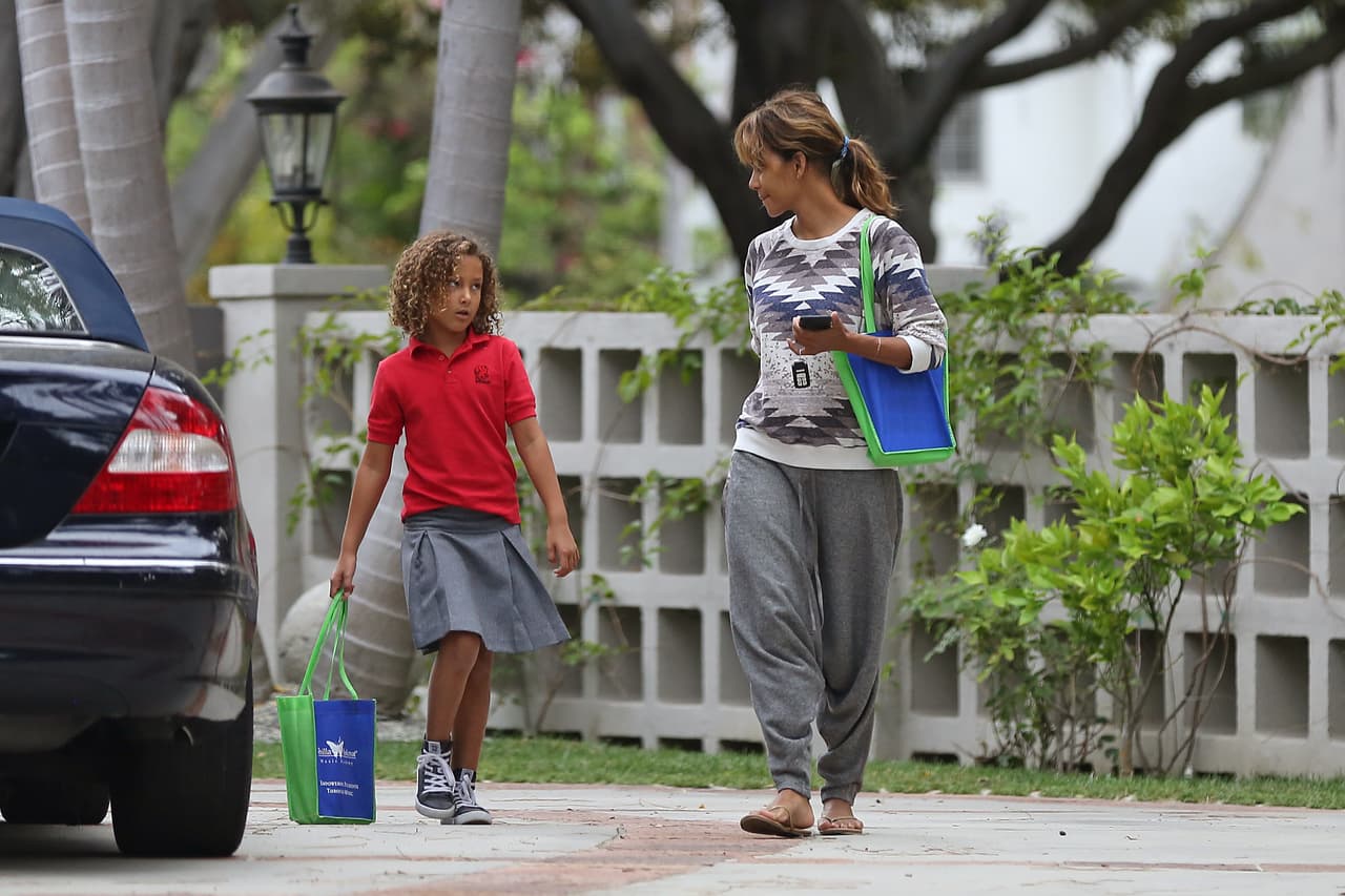 Los paparazzi captaron a Halle Berry llevando a su nena al colegio.