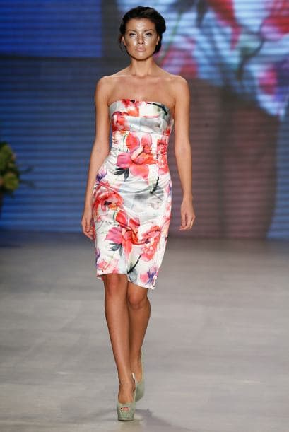 En los vestidos rectos con telas satinadas, las flores adquieren un toque encantador.