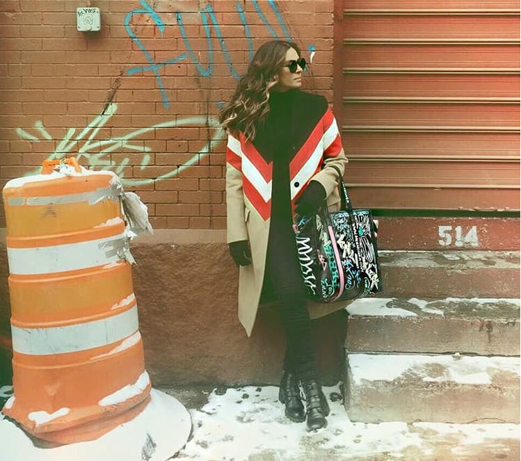 Galilea Montijo se divierte creando estilos casuales y únicos con el sin número de accesorios que tiene en su armario.