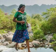 María Lorena Ramírez (México), atletismo – La corredora mexicana se dio a conocer al mundo luego de ganar la carrera UltraTrail Cerro Rojo sin usar ningún calzado o equipo adecuado. María Lorena Ramírez es de la etnia tarahumara.