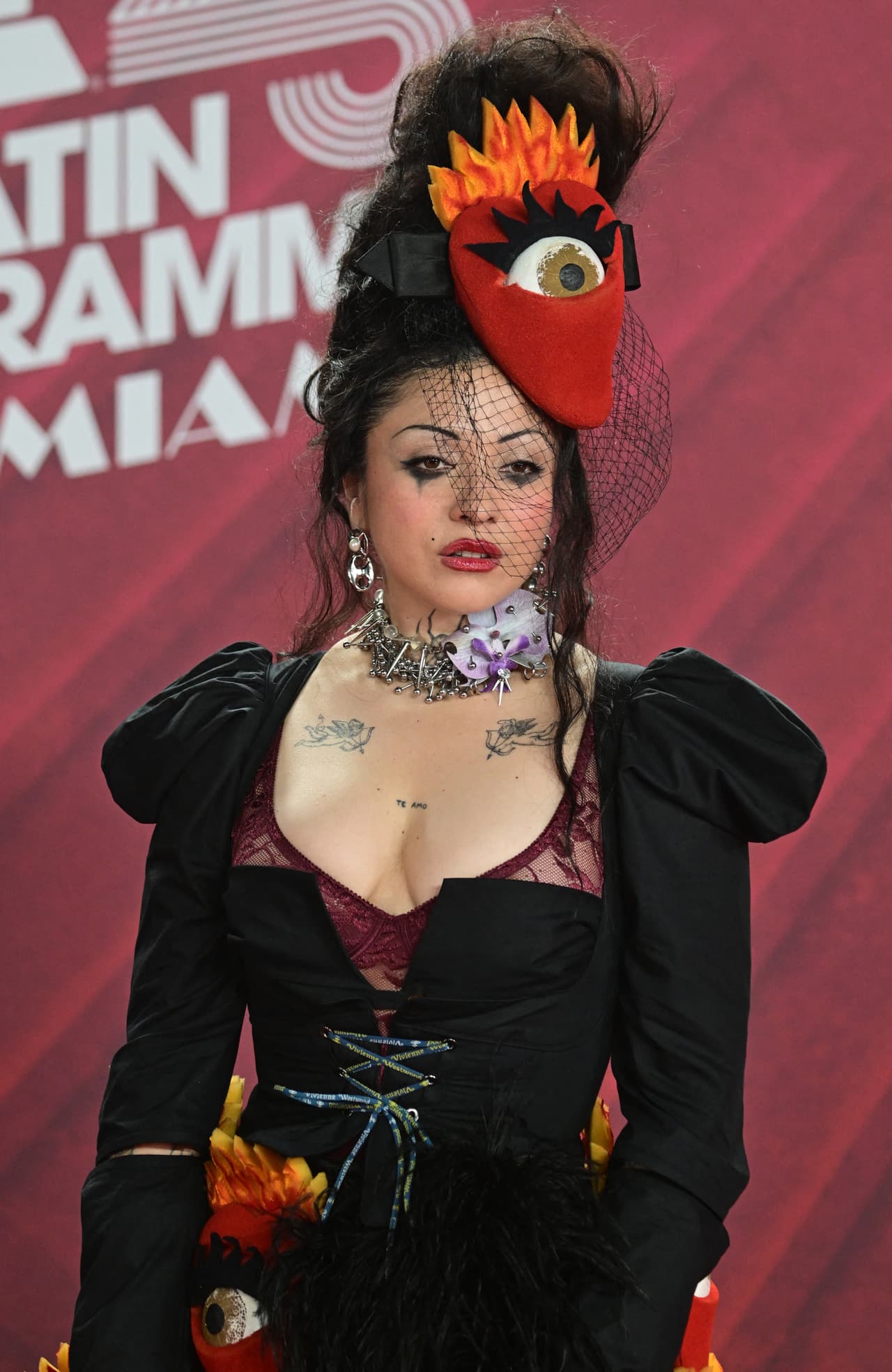 <b>Mon Laferte</b> lució un look con tintes góticos.