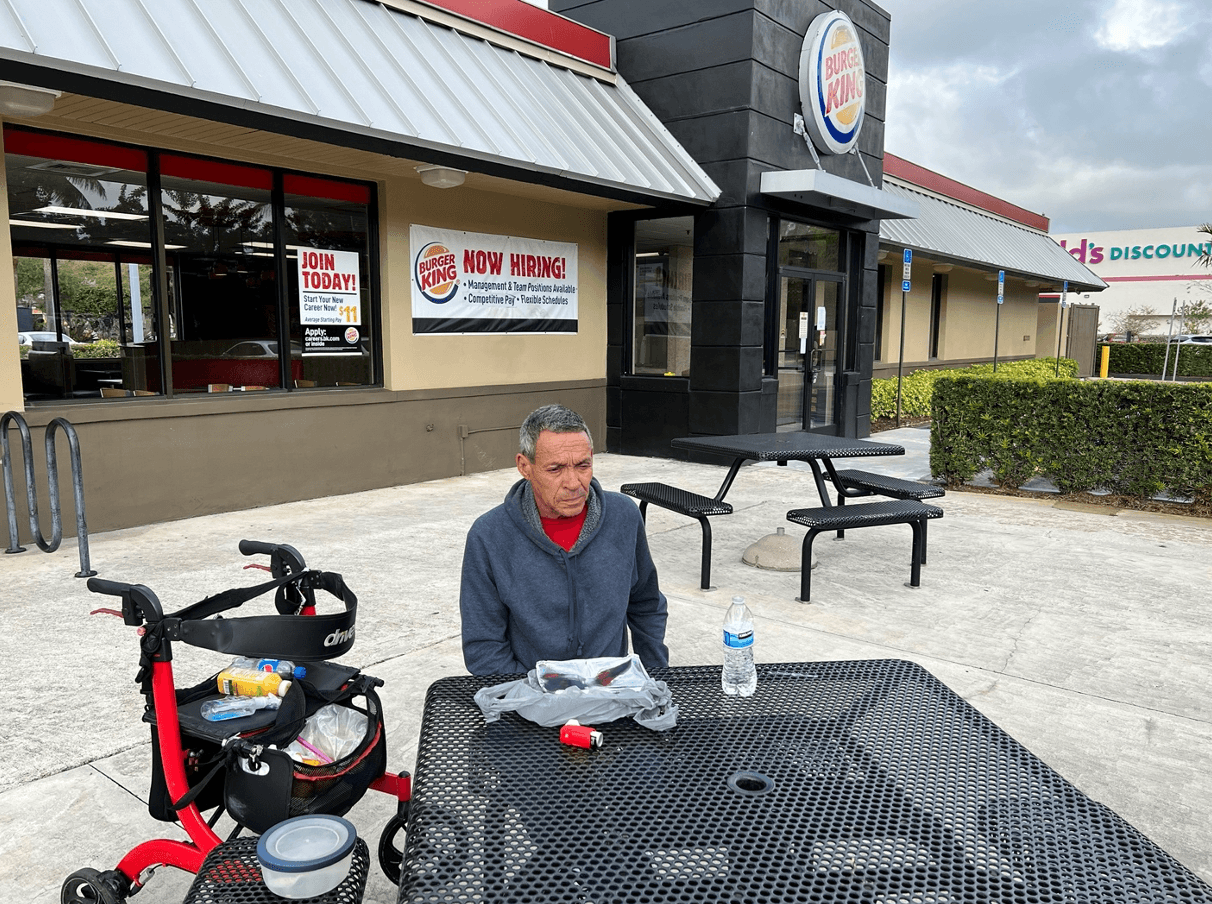 Arnaldo Gelabert padece de diabetes, ceguera, y fue operado de cáncer en los pulmones.