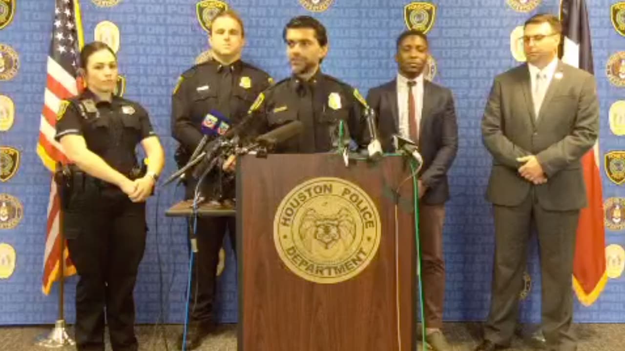 El Departamento de Policía de Houston dio a conocer imágenes de las cámaras de vigilancia de diferentes negocios.