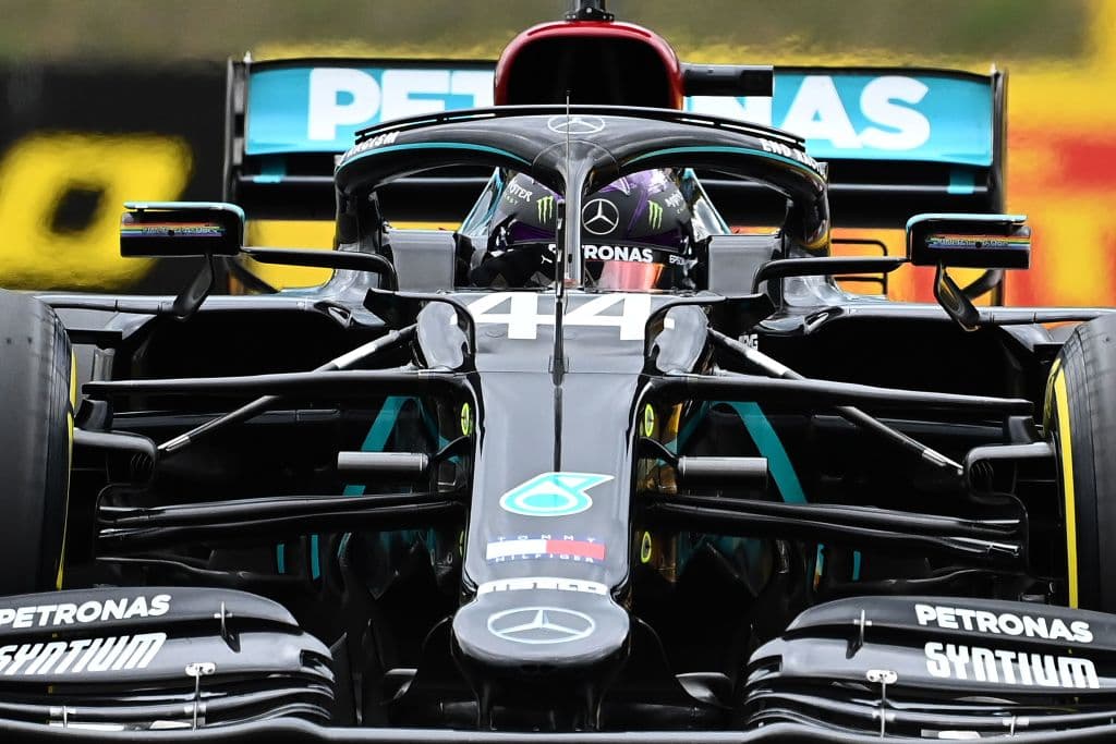 Lewis Hamilton arrancará en la primera posición; Valtteri Bottas, Lances Stroll, Sergio Pérez, Sebastian Vettel, Charles Leclerc, Max Verstappen, Lando Norris, Carlos Sainz y Pierre Gasly completan las primeras diez posiciones al arranque.