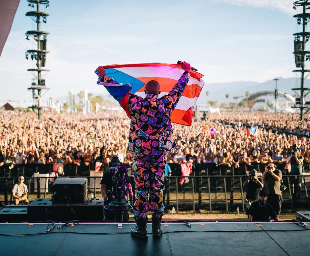 Mientras que Bad Bunny, quien es uno de los cantantes del género urbano más excéntricos, participó en la última edición del legendario festival Coachella.