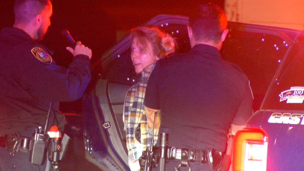 La conductora fue arrestada, mientras que la otra mujer que saltó del vehículo logró escapar.