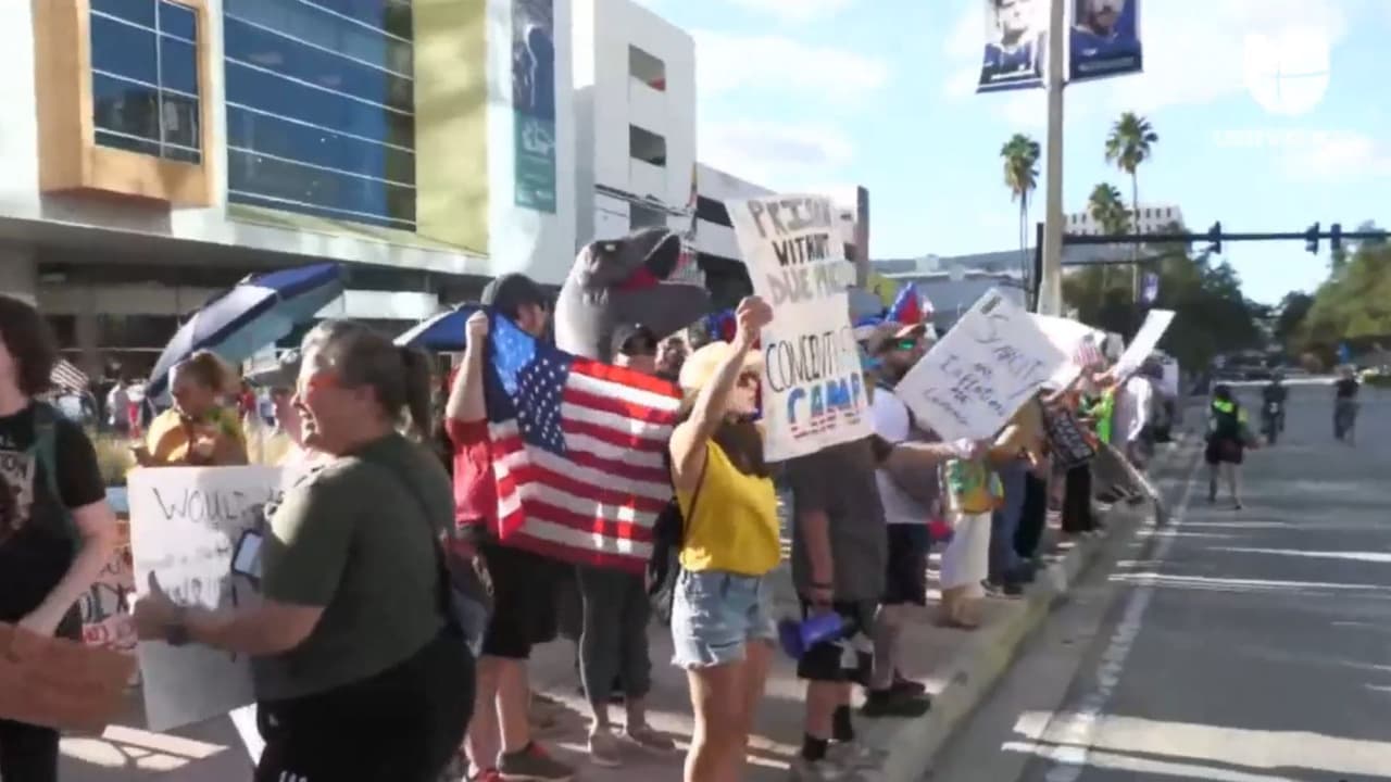 <b>Multitud concentrada en el centro de Tampa: </b>miles de manifestantes avanzan por las calles principales, mostrando unidad, determinación y un fuerte espíritu de solidaridad ciudadana.