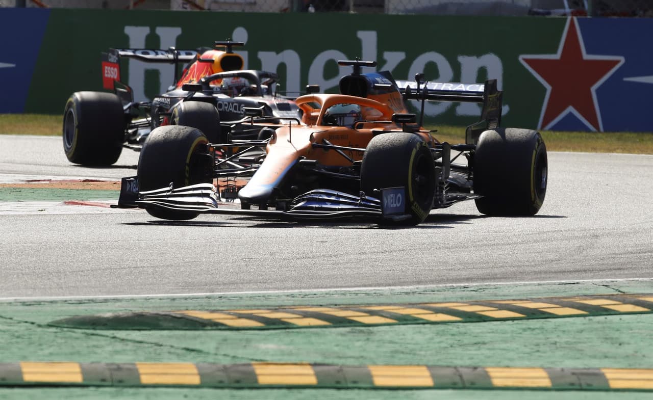 Daniel Ricciardo se lleva el Gran Premio de Italia y, en segundo lugar llegó su compañero Lando Norris, dandole a McLaren el uno dos en el podio. Max Verstappen y Lewis Hamilton tuvieron un incidente al inicio de la carrera, dejándolos fuera, mientras que Sergio Pérez llegó en tercer lugar pero tras una penalización, cayó a la quinta posición.