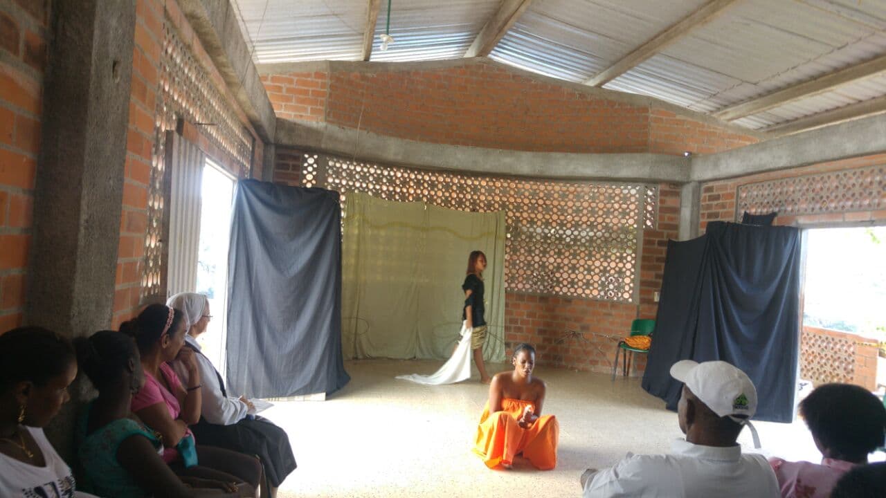 En Quibdó, la capital de uno de los departamentos más pobres de Colombia, la violencia y el reclutamiento de jóvenes para bandas criminales se combaten con cine, literatura, teatro, danza y música.