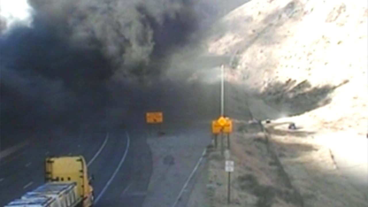 Cierran autopista 5 en dirección al sur en el sector de Grapevine debido a incendio de un camión