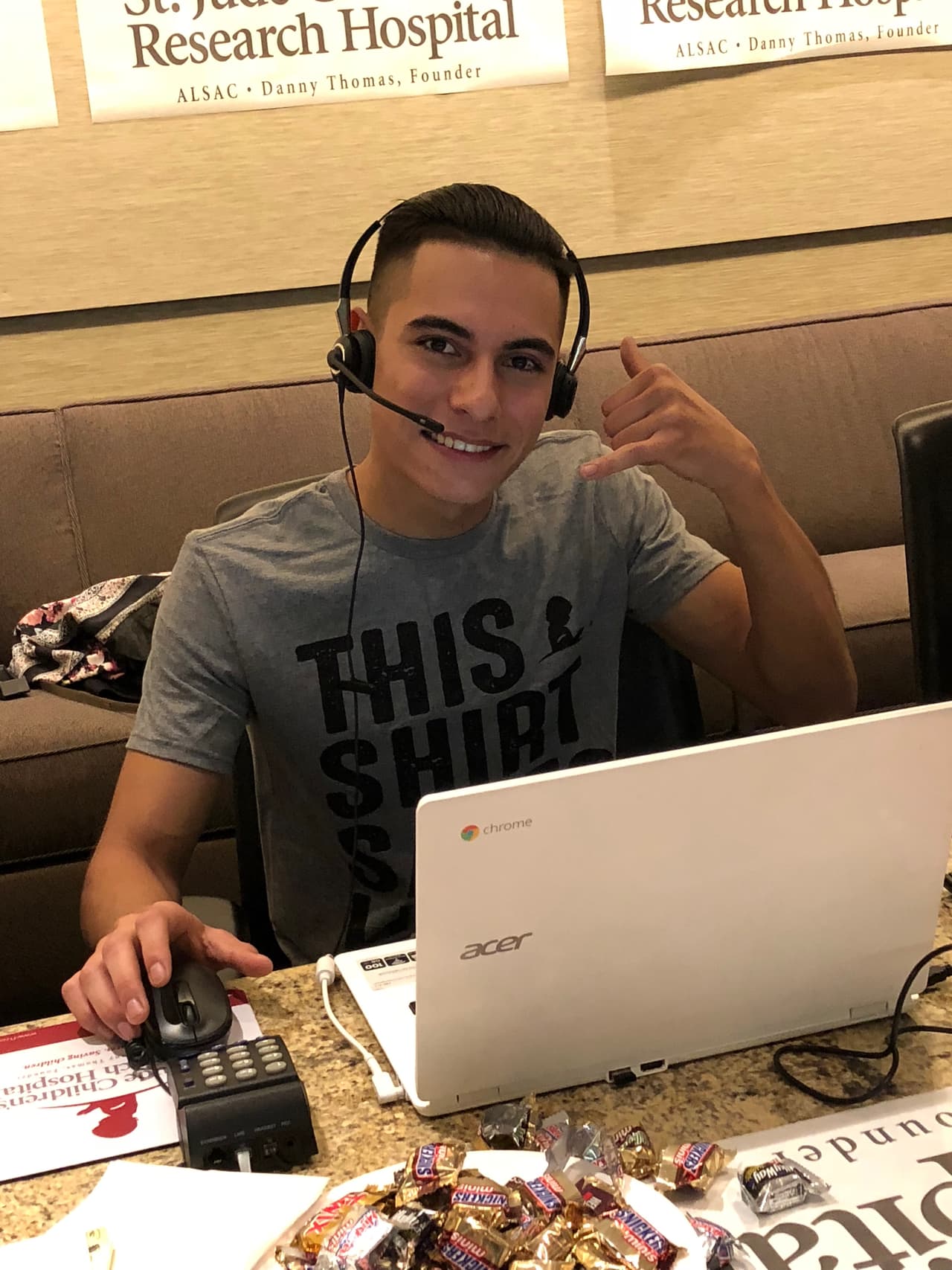 El cantante mexicano llegó desde muy temprano a las instalaciones de 
<b>Univsion Los Ángeles</b>.
<br>
<br>
<b>DONA AQUÍ: <a href="http://bit.ly/UnidosConStJude" target="_blank">bit.ly/UnidosConStJude</a></b>