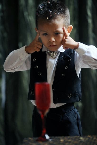 James Giraldo tiene cuatro años y un talento especial para los trucos de magia, que ha aprendido de su padre y que emocionan a los colombianos.