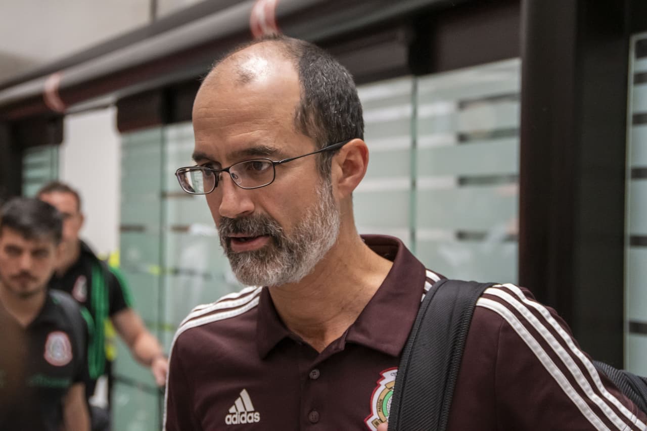 Una gran cantidad de reporteros y camarógrafos, así como de aficionados, estuvieron presentes en el Aeropuerto Internacional de la Ciudad de México donde este lunes arribaron varios miembros del Tri, además del Gerardo 'Tata' Martino y algunos directivos, luego de la consecución del título de la Copa Oro 2019 al vencer 1-0 a Estados Unidos en la Gran Final el domingo en Chicago.