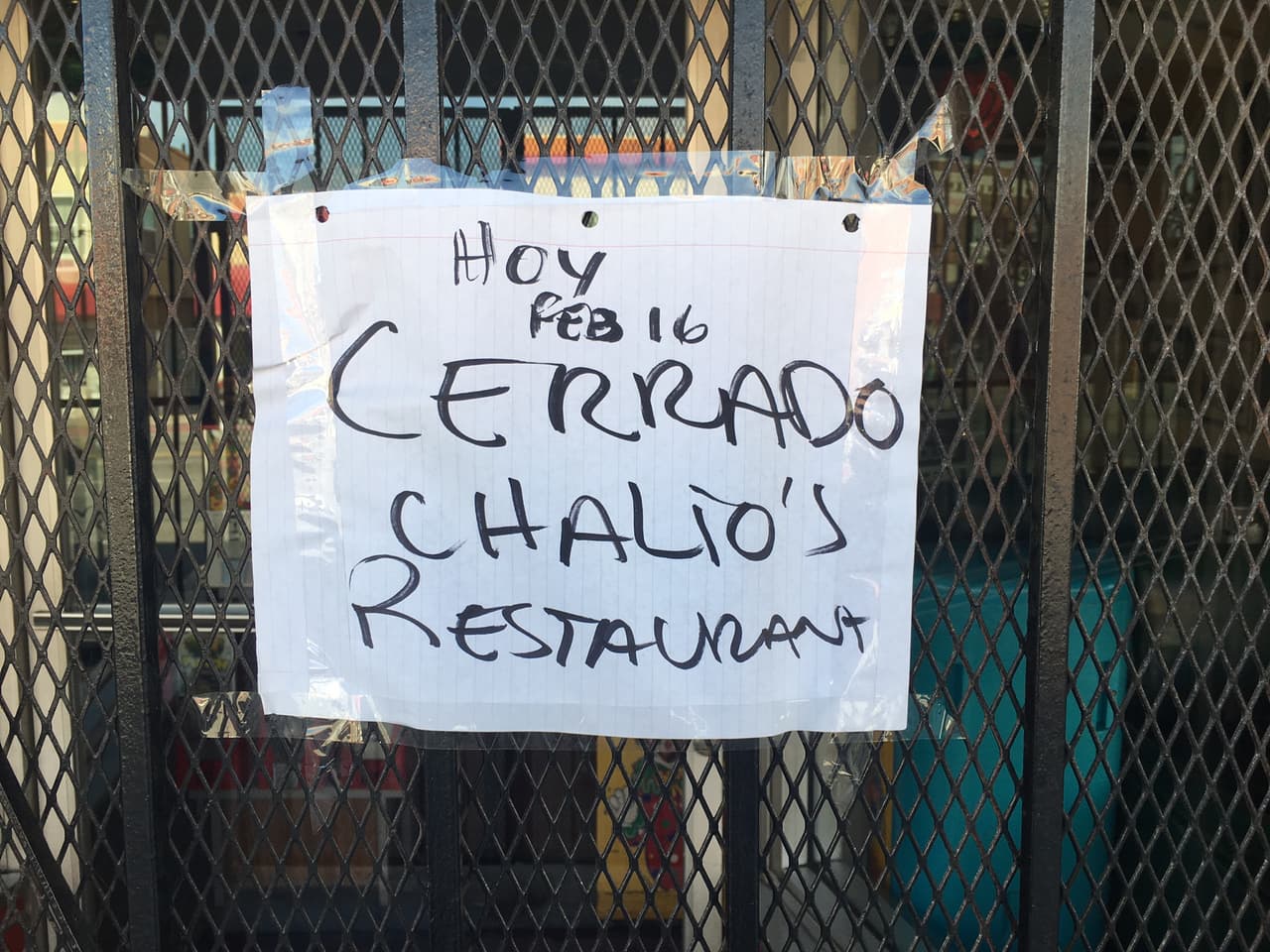 Cartel en la entrada de un restaurante en el Este de Los Ángeles.