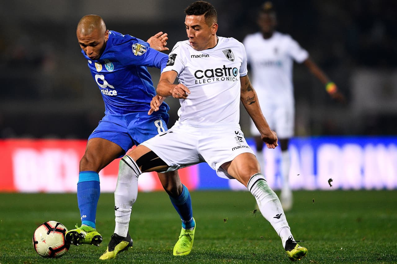 El juego del argelino Yacine Brahimi (izquierda) fue bien neutralizado por sus rivales del Vitoria Guimaraes.