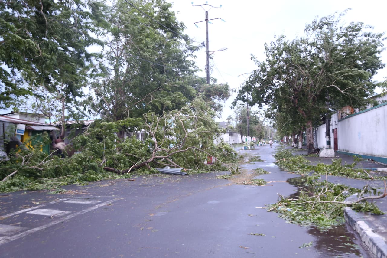 "En realidad, es bastante terrible", dijo a la agencia AP Jorg Salzer, propietario de un hotel en la isla de Ibo, donde dos residentes de la han sido reportados muertos. Salzer dijo que el ciclón cortó la electricidad y derribó una torre que cortó las comunicaciones de los teléfonos móviles para la mayoría de los aproximadamente 7,000 residentes de la isla.
