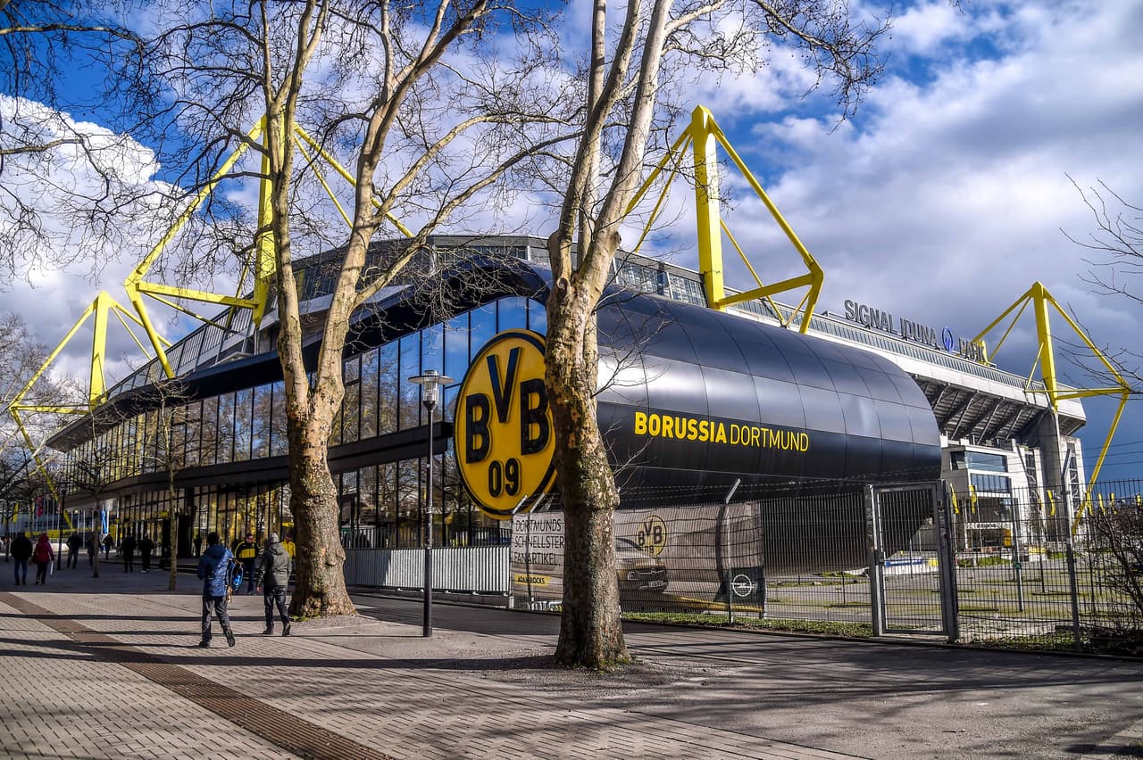 Después del 3-0 en favor del Tottenham en Londres, cientos de fanáticos ingleses llegaron hasta Alemania para acompañar a su equipo en la vuelta de los Octavos de Final ante el Borussia Dortmund. El ambiente fue protagonizado por una fiesta de alegría en las calles de Dortmund y los al rededores del Signal Iduna Park.