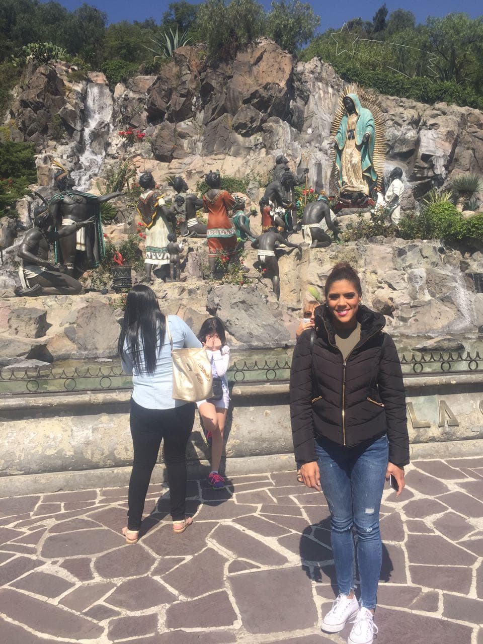Francisca parada al pie del cerro del Tepeyac, en el mismo lugar en el que según la tradición, ocurrió la primera de cuatro apariciones de la “Patrona de México”.
