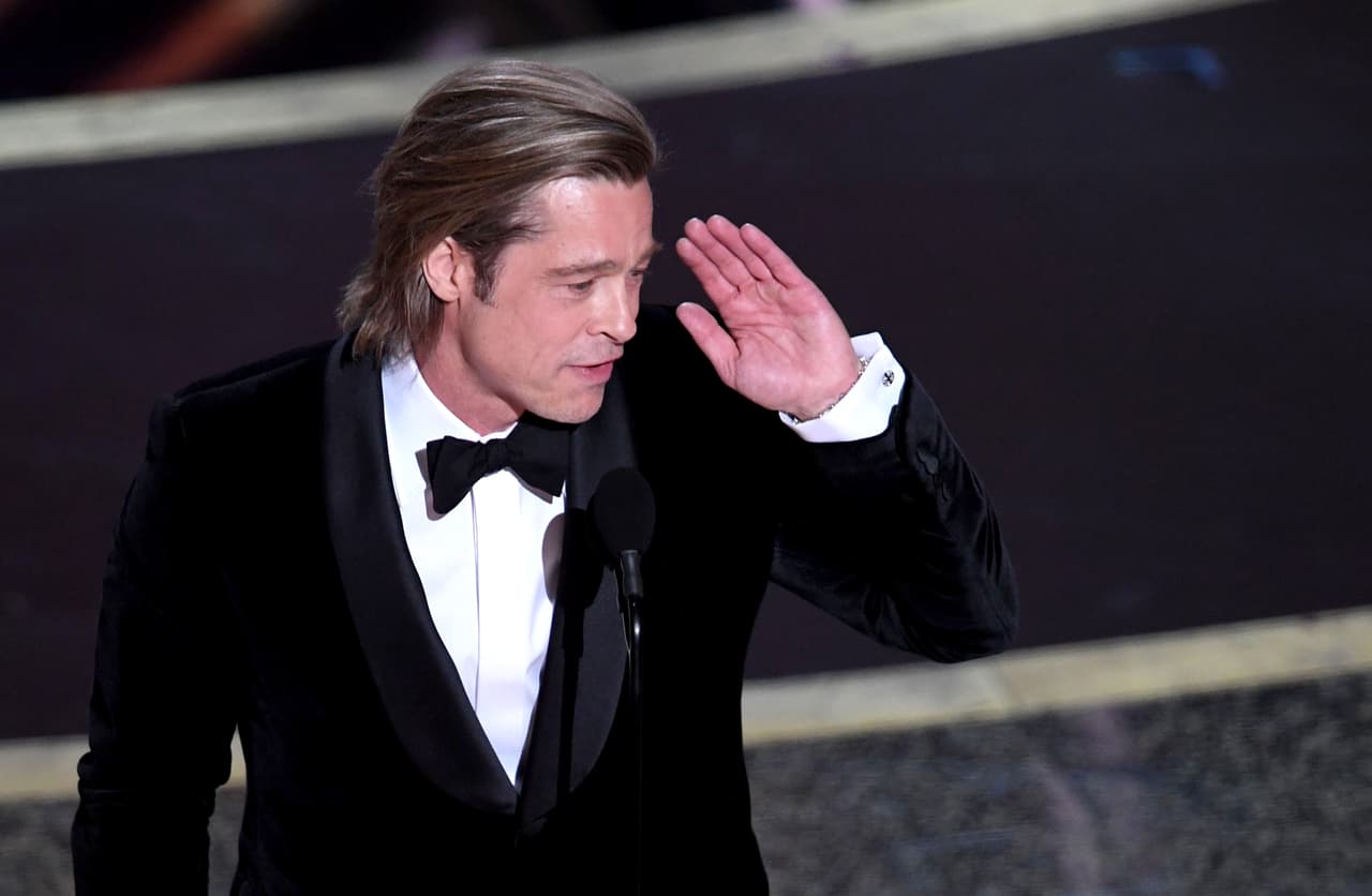 Como ha sido su costumbre en los pasados premios, Brad Pitt comenzó expresando un comentario agudo sobre política.