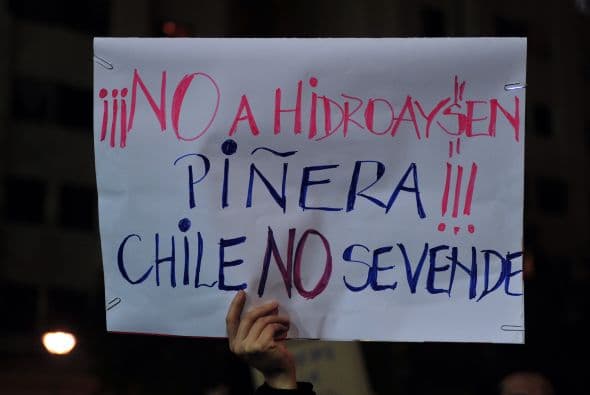 Mientras hablaba, parlamentarios de oposición levantaron un lienzo con la consigna "No a Hidroaysén".