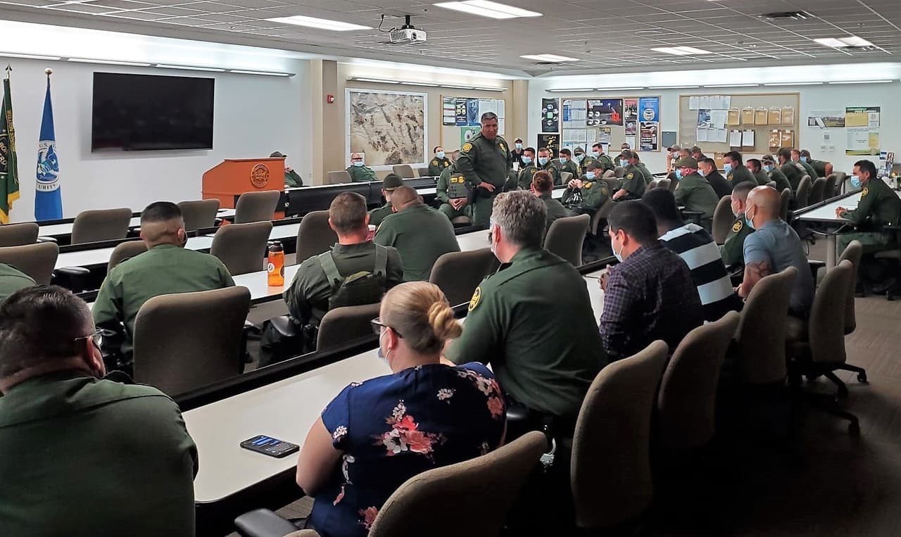 "Tuve la oportunidad de tener una discusión franca y sólida en la estación de Wellton en el sector de Yuma. Un AOR desafiante como el de Wellton lo convierte en agentes inteligentes, duros y compasivos", tuiteó Ortíz.