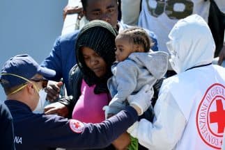 Cientos de inmigrantes rescatados del Mediterráneo por la marina italiana llegaron a suelo europeo son la esperanza de recibir asilo o refugio.