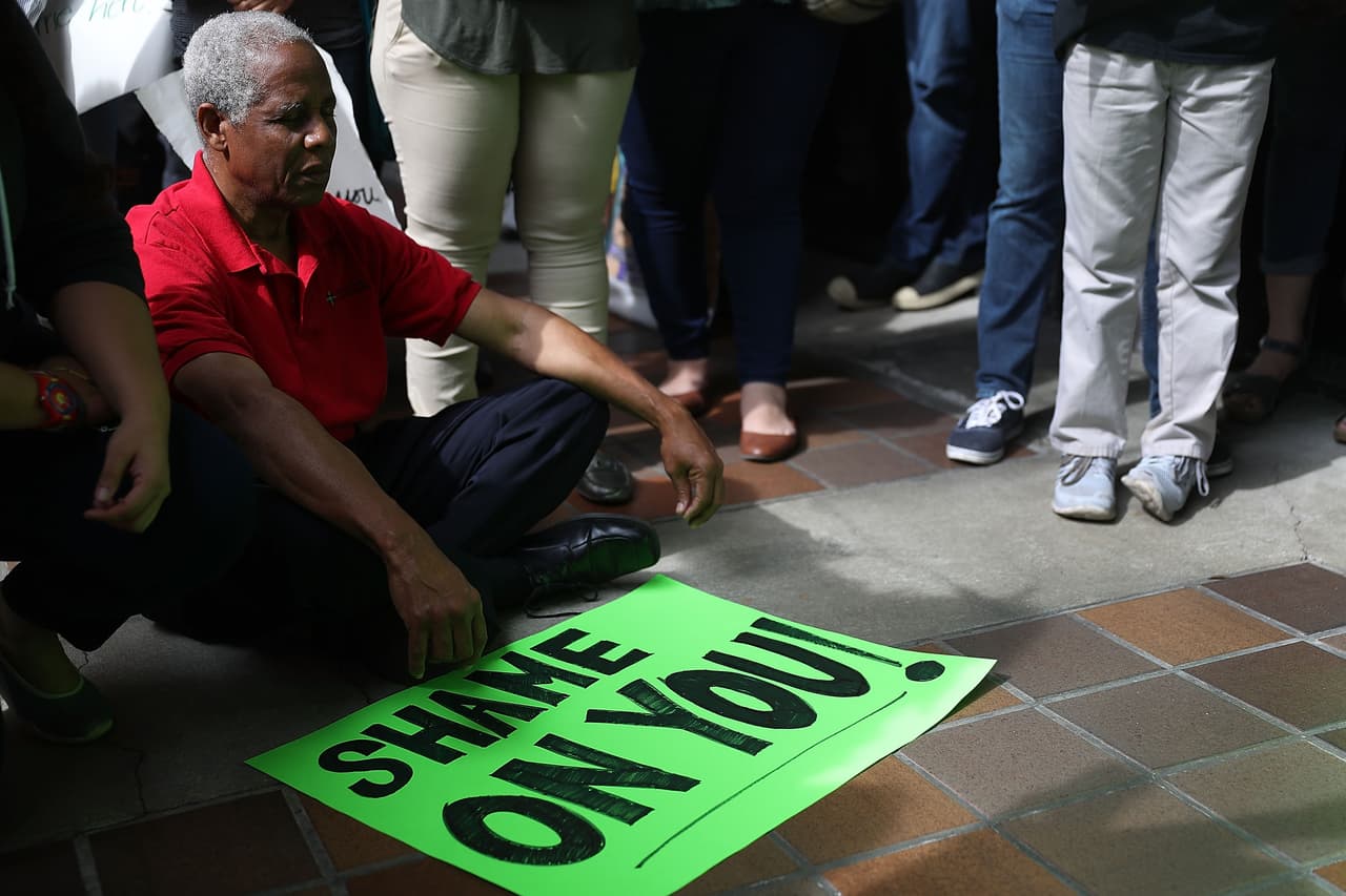 Algunos municipios han adoptado estrategias en desacuerdo con la postura federal, como no preguntar a la gente acerca de su estatus migratorio y no hacer cumplir órdenes civiles del ICE.