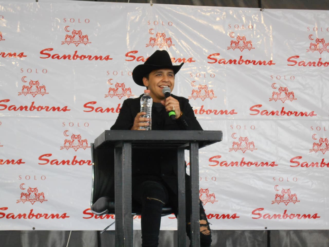 Cuando finalmente apareció, Christian se emocionó al ver tanta gente reunida y con una enorme sonrisa, agradeció su presencia y todo el apoyo que le han dado.