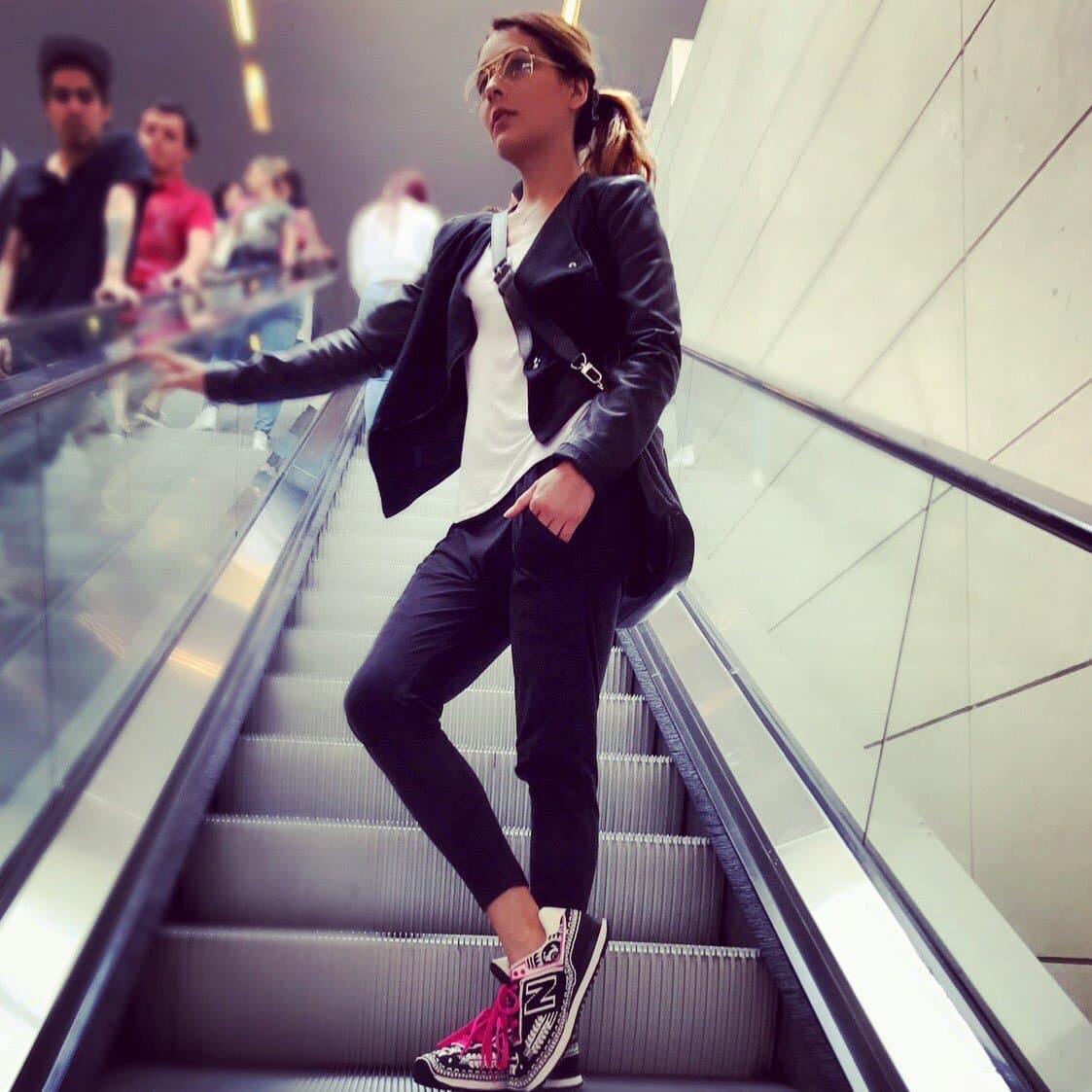 El estilo casual de la actriz la hace lucir fresca y juvenil, su chaqueta tipo piel junto con su pantalón estilo capris son un buen conjunto para usar con sus tenis bicolor.