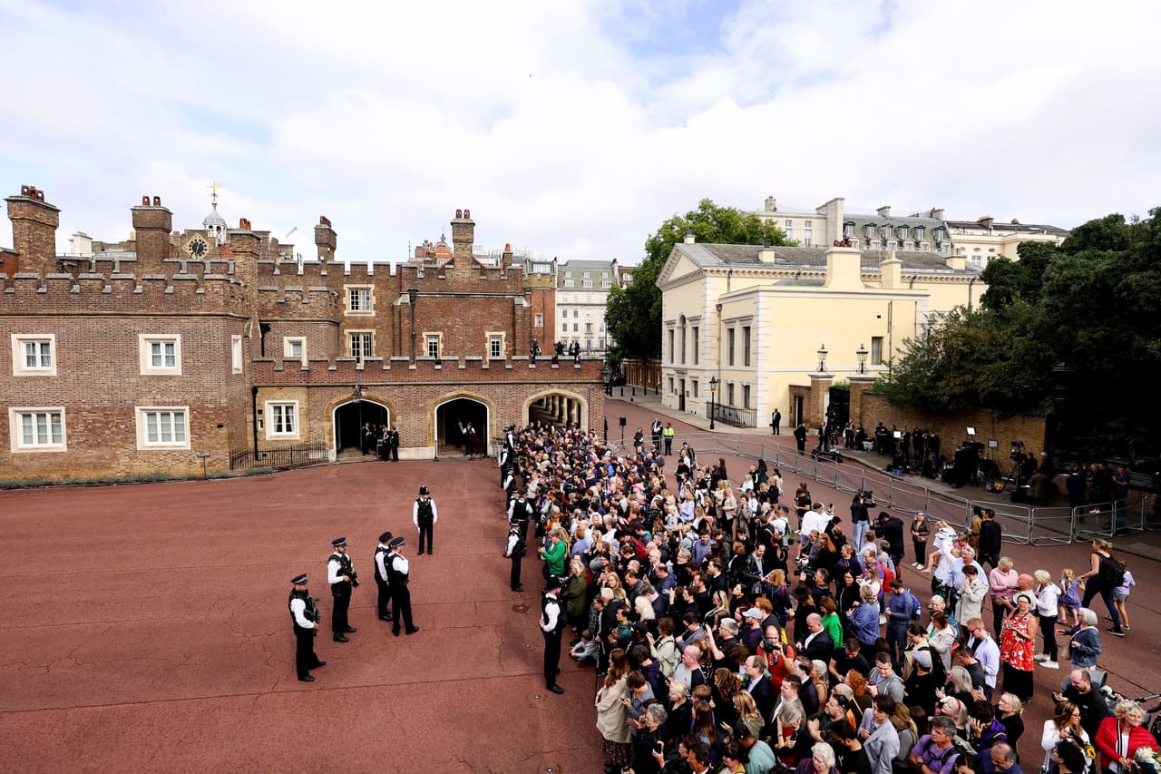 La multitud se reunió frente al Palacio de St James en el centro de Londres y muy cerca del Palacio de Buckingham, donde el rey Carlos III fue proclamado monarca.