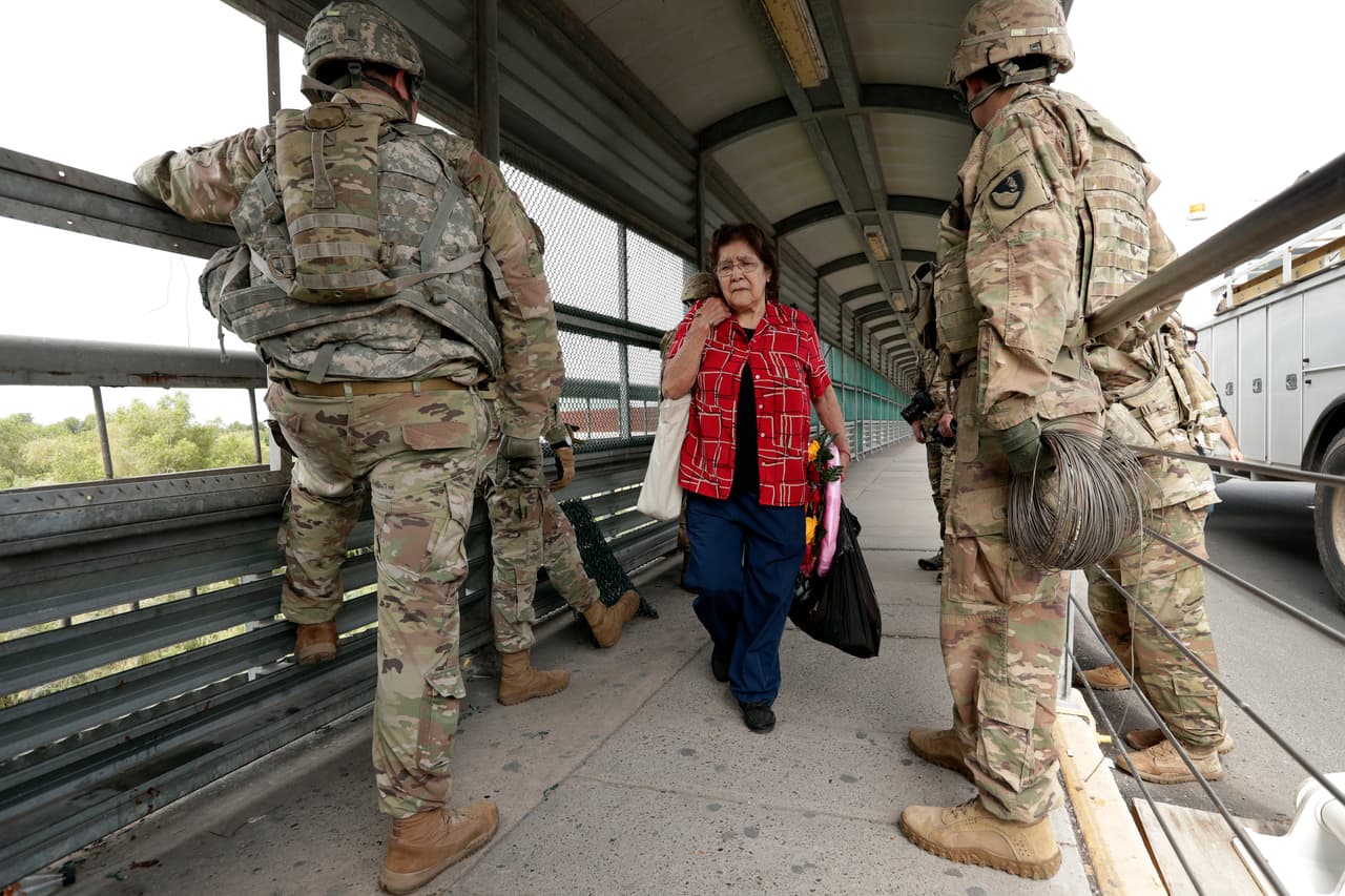 Peatones caminan al lado de militares estadounidenses sobre el puente internacional McAllen-Hidalgo, en McAllen,Texas. El presidente Donald Trump dijo la semana pasada que el número de efectivos del Ejército que será enviado a la
<a href="https://www.univision.com/noticias/politica/trump-dice-que-podria-enviar-a-la-frontera-hasta-15-000-efectivos">frontera con México podría elevarse a 15,000</a>.