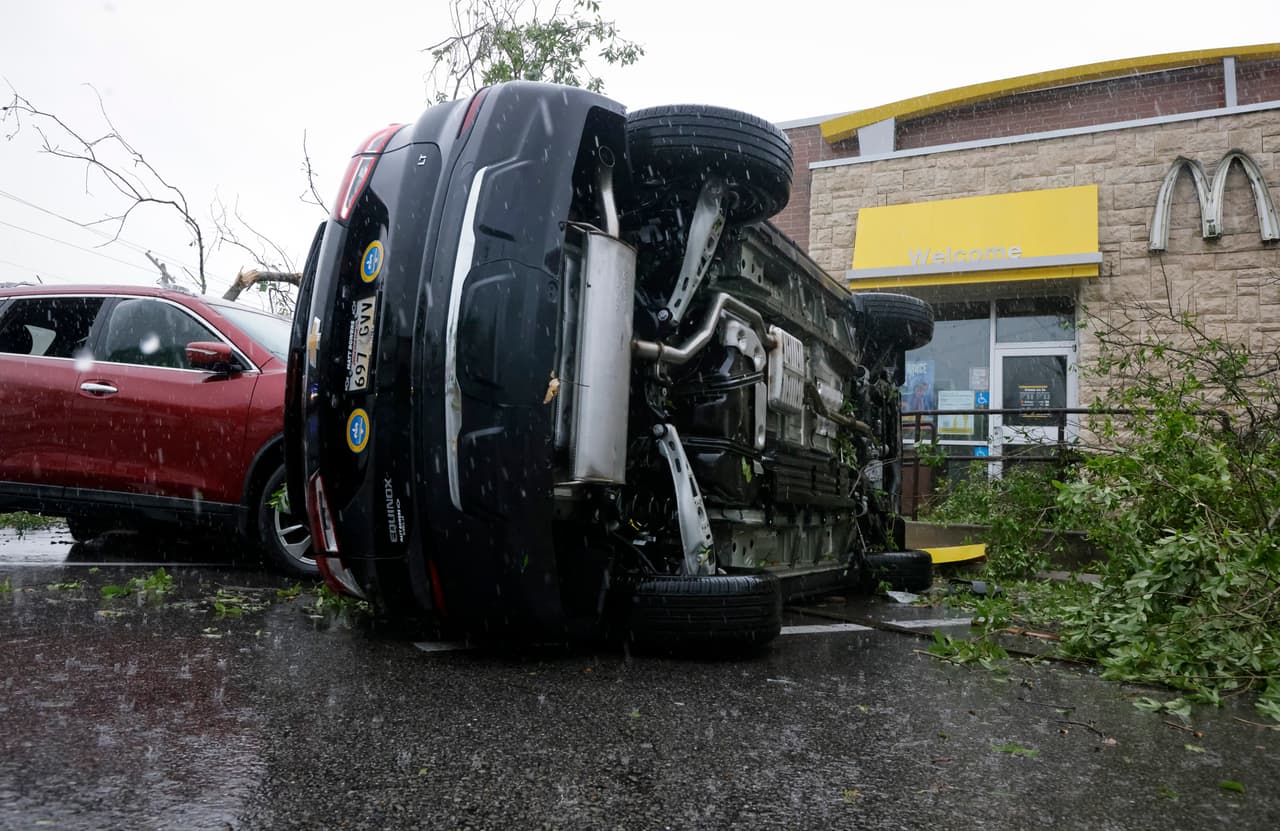 Un vehículo yace volcado en el estacionamiento de un McDonald's después de que un aparente tornado tocó tierra el miércoles 10 de abril de 2024, en Slidell, Louisiana. (Scott Threlkeld/The Times-Picayune/The New Orleans Advocate vía AP)