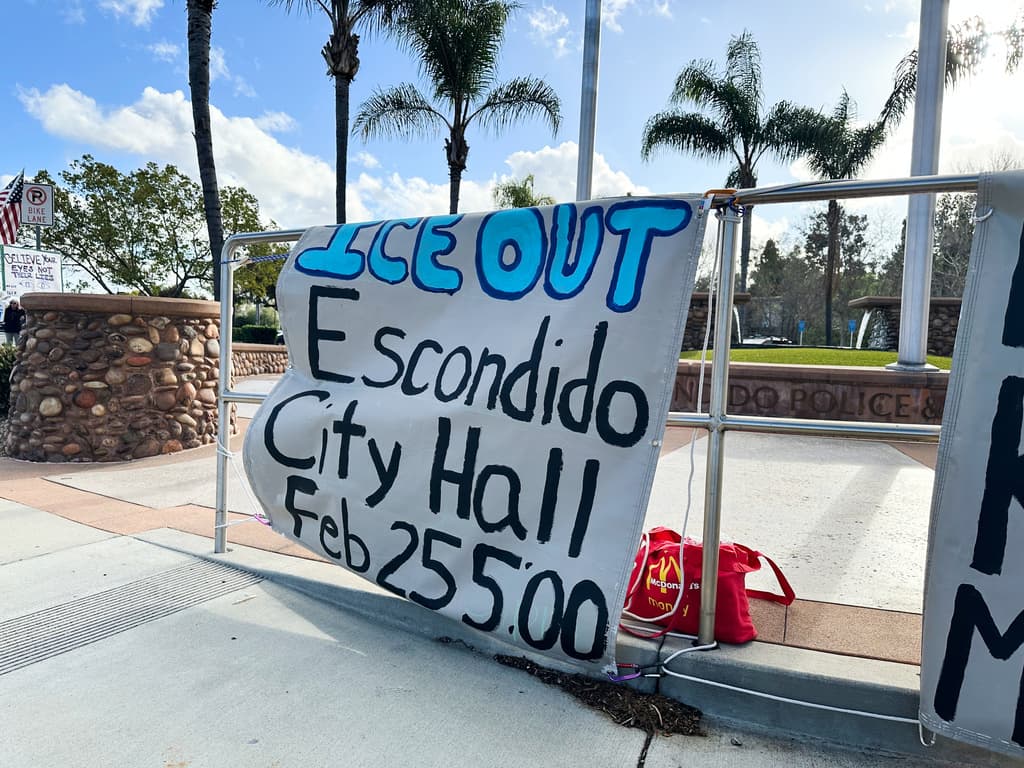 Un cartel anuncia una manifestación el miércoles 25 de febrero de 2026 en Escondido, California.