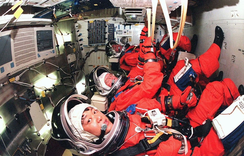 En la posición de despegue el 29 de octubre de 1998, cuando volvió a hacer historia al regresar al espacio a los 77 años. (Foto de la NASA vía Getty Images)