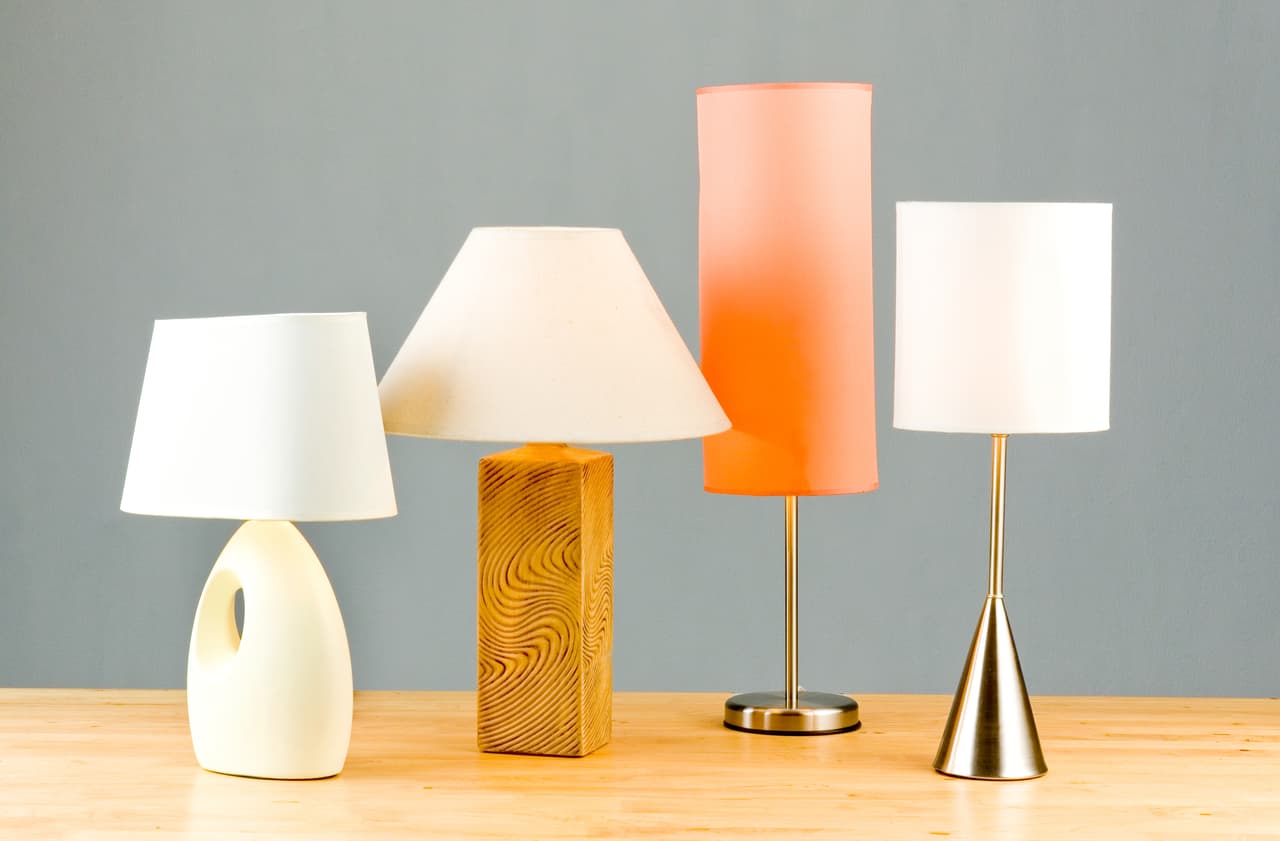 <b>La iluminación es importante:</b> No te conformes con las lámparas de techo, un par de lámparas bonitas en el lugar adecuado, le dará una vista e iluminación diferente a la habitación.