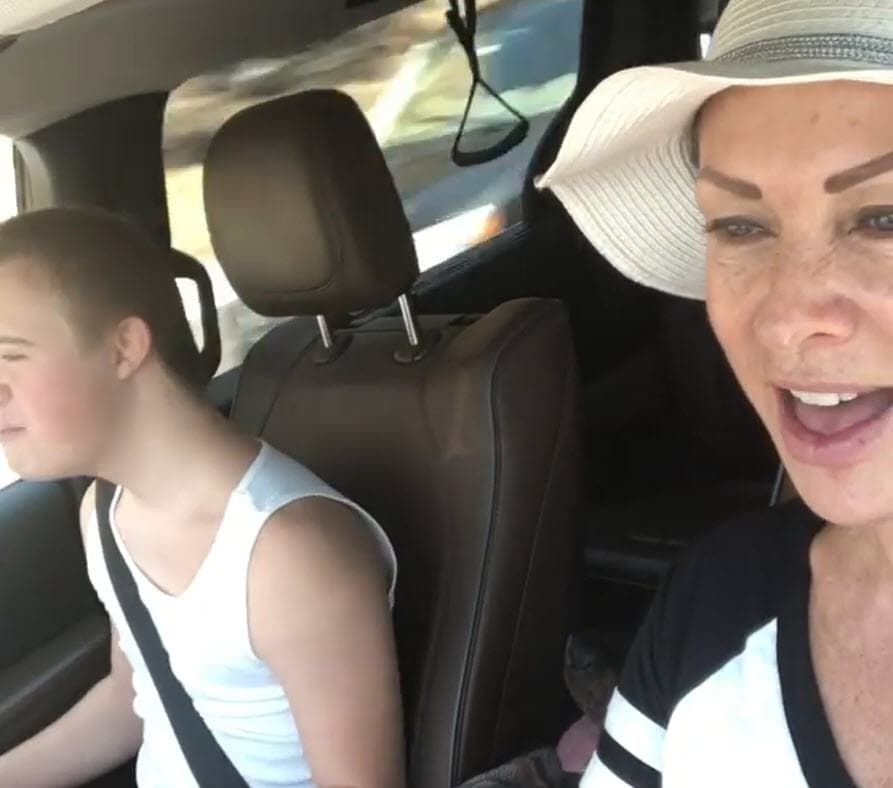 "Llamó antes del
<b><a href="https://www.univision.com/famosos/mi-principe-azul-desde-el-dia-que-naci-andrea-legarreta-y-otros-famosos-celebran-y-recuerdan-a-sus-papas-fotos" target="_blank">Día del Padre</a></b> y también mis hijos tuvieron la oportunidad de hablar con él ese día", contó.
<br>