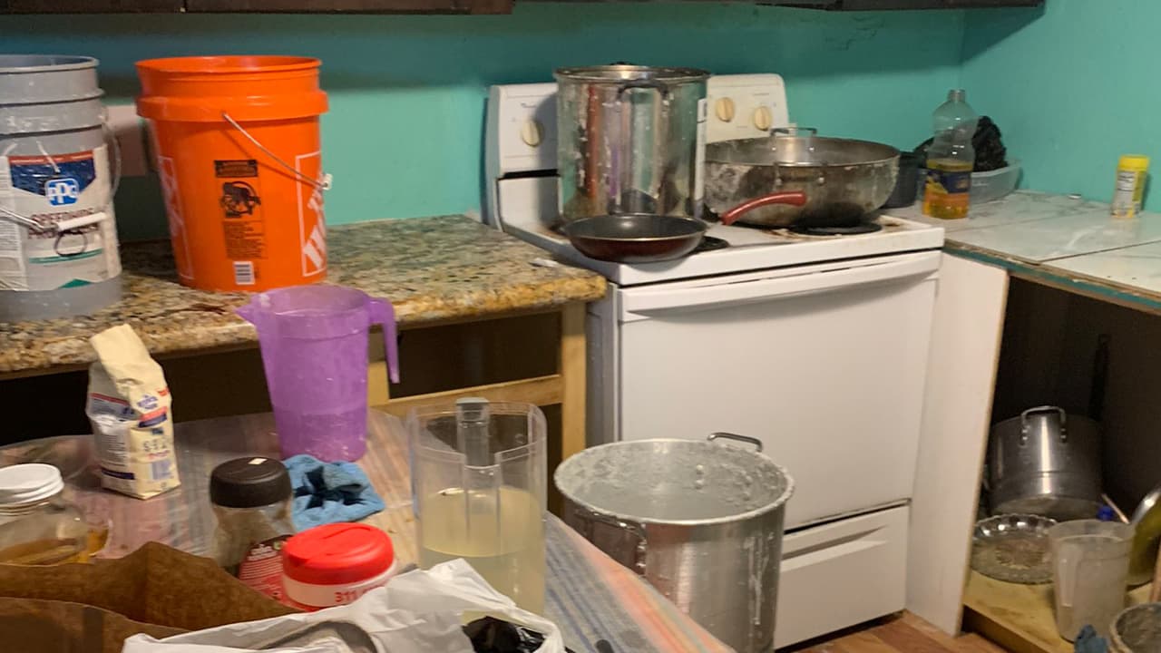 Oficiales de la oficina del sheriff del condado Harris hallaron en la vivienda ubicada al noreste de Houston, una fábrica de narcóticos con valor de más de $2 millones y a un niño, de 2 años, con la mujer drogada.