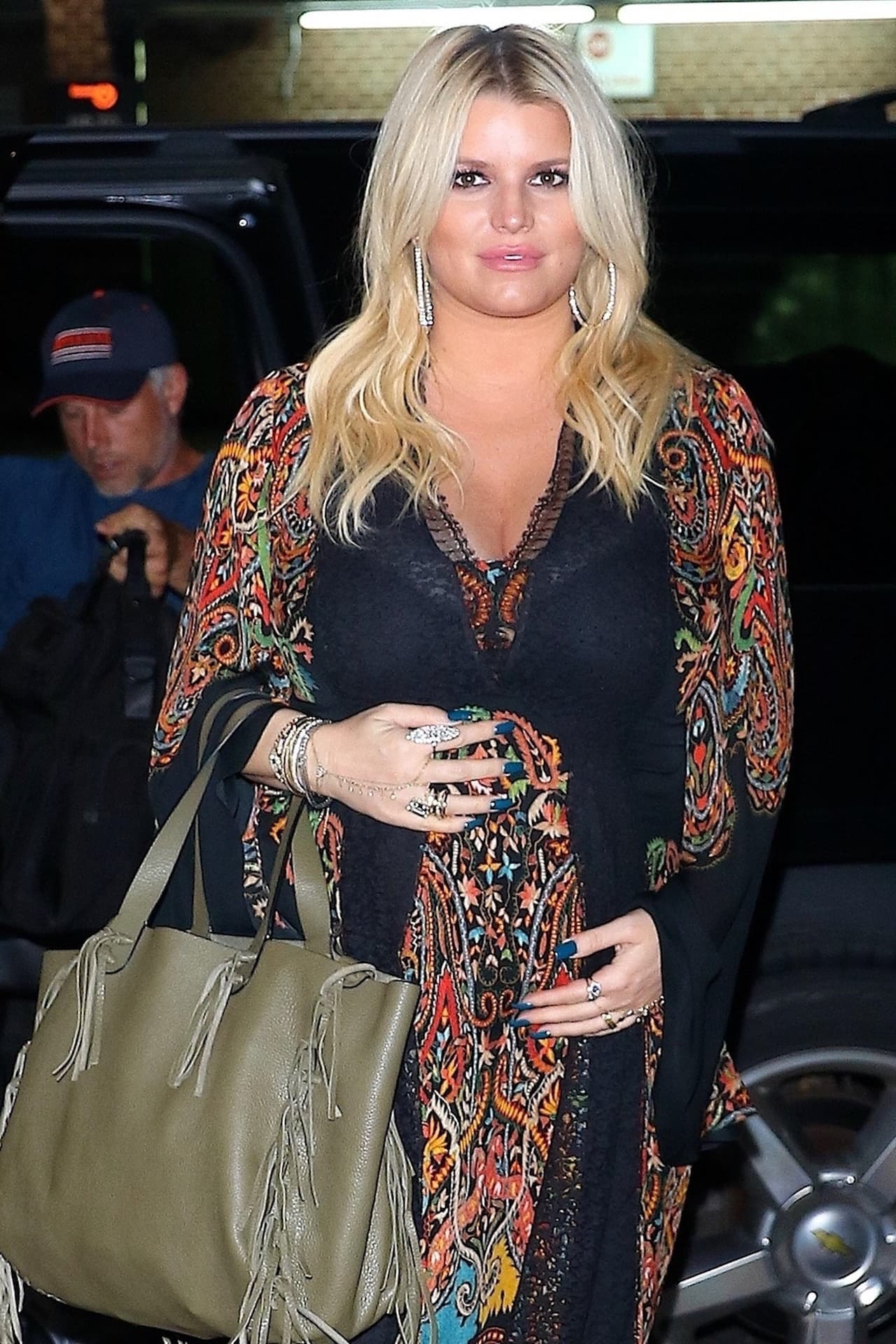 "No es nada fácil, pero estoy decidida a sentirme bien. 
<b><a href="https://www.univision.com/musica/jessica-simpson-mostro-su-exagerada-delantera-fotos#efd621240000" target="_blank">He estado caminando mucho</a></b>, lograr que mis pasos no solo quemen calorías sino que también me ayuden a aclarar mi mente y concentrarme", dijo la cantante en ese entonces.