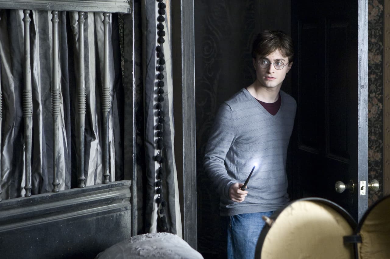 <b>Harry Potter</b>
<br>Aunque en las películas 'Harry Potter' empieza como un niño de 11 años y Daniel Radcliffe tenía la misma edad, para el tiempo de los eventos de ‘Harry Potter and the Deathly Hallows’ el personaje se supone que tiene 17 años, pero el actor ya contaba con 22.