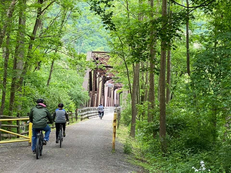 <b>Pine Creek Gorge</b>. Disfruta del Pine Creek Gorge en Pine Creek Rail Trail, un camino de 61 millas desde Wellsboro Junction hasta Jersey Shore. El sendero ofrece fabulosas vistas de los espectaculares afloramientos de la zona y varias cascadas, además de la posibilidad de avistar criaturas como águilas, ciervos, pavos salvajes y nutrias de río.