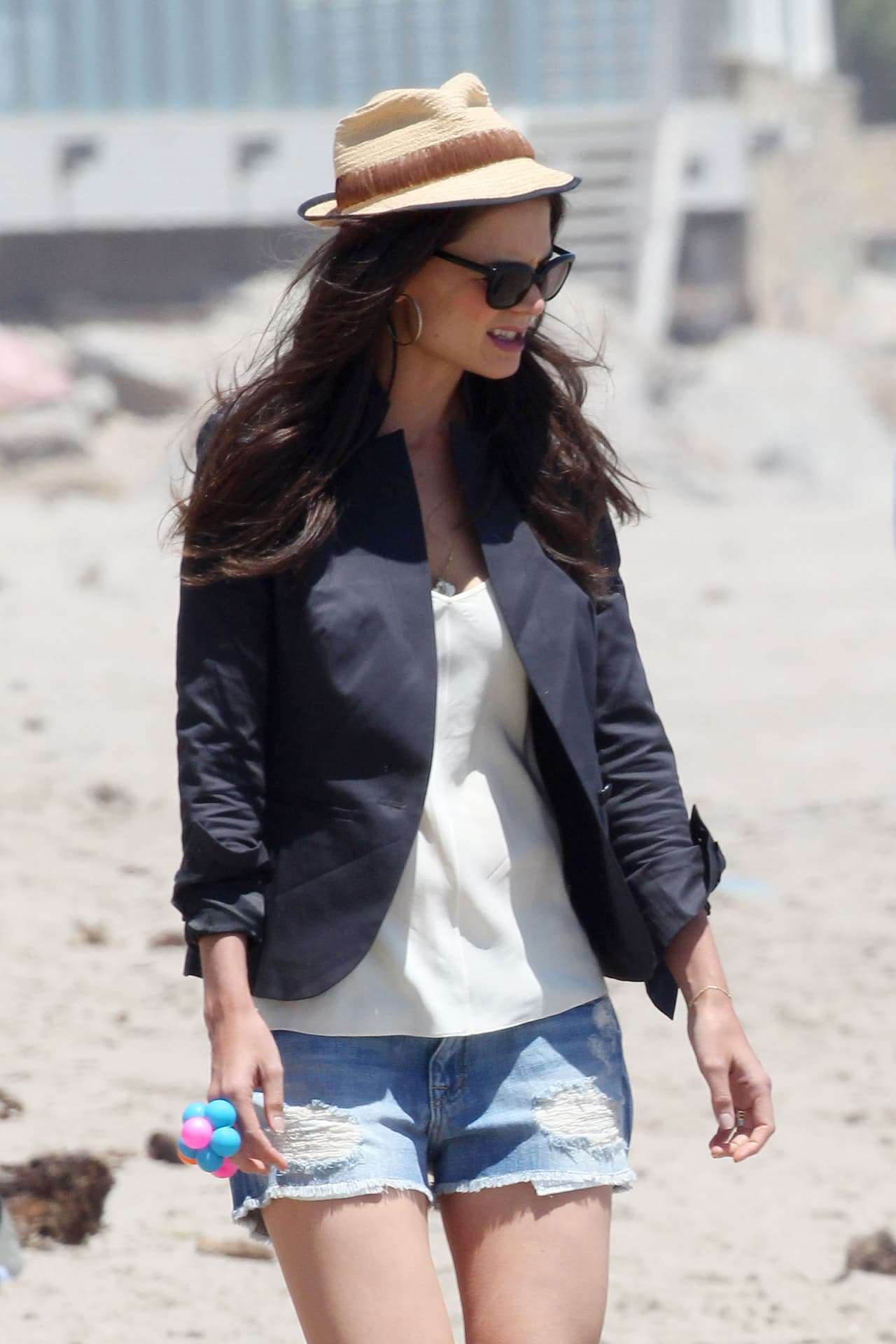 ¿El negro no se usa en la playa? ¡Falso! Puedes usarlo con shorts y cinturón. Además, con este ‘look’ puedes llegar al club nocturno y al restaurante.