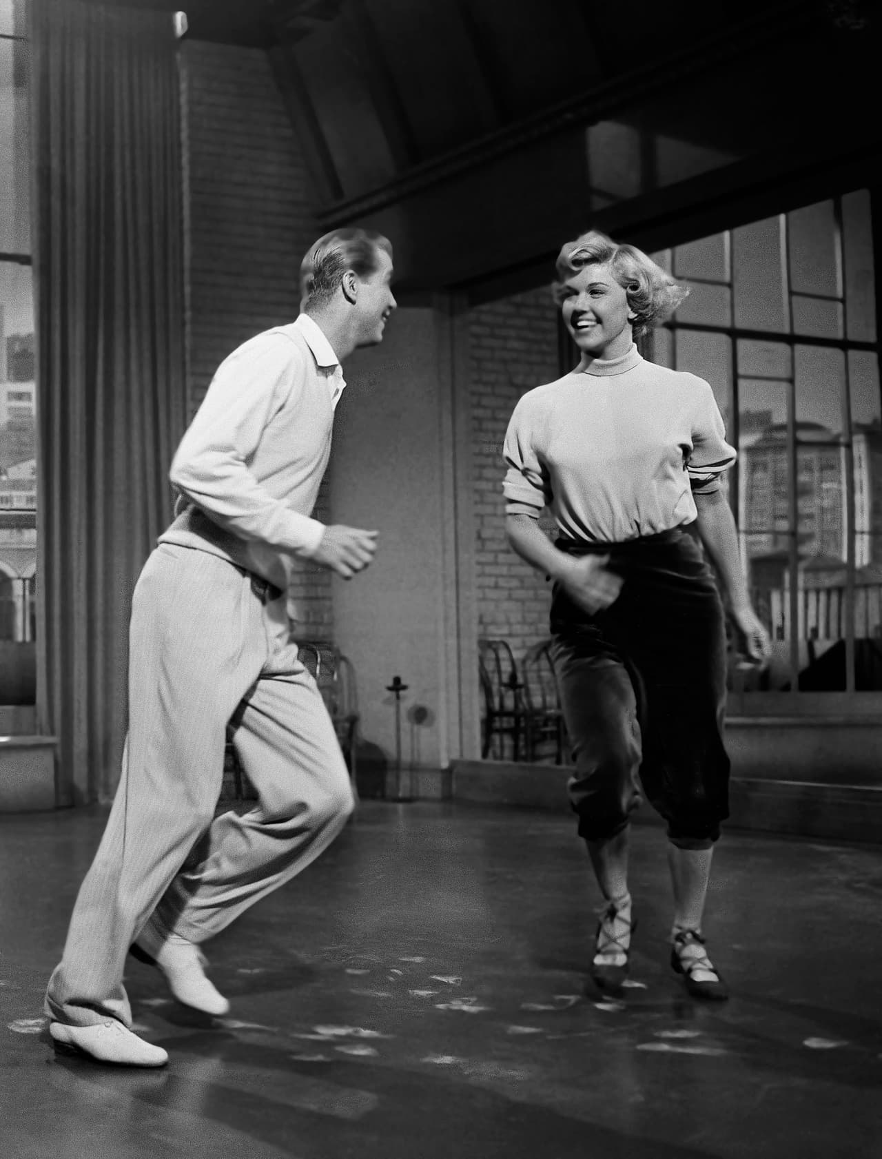 Su carrera en Hollywood comenzó después de que ella cantó en una fiesta privada en la meca del cine en el año 1947. Tras esto la fama le llegó como cantante y luego como actriz. Con la cinta
<br>"Love Me or Leave Me", la historia de la cantante Ruth Etting y su mafioso esposo-gerente. Inicialmente Day se resistió, pero la película de 1955 se convirtió en un éxito de taquilla y de la crítica especializada.