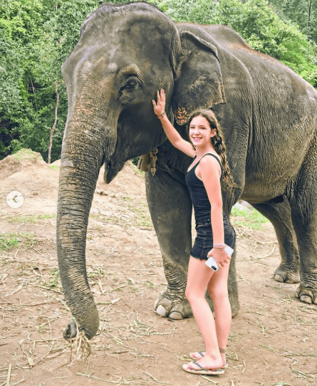 Gracias a lo que publica podemos observar que le gustan mucho los animales, y no deja pasar la oportunidad de fotografiarse con ellos.